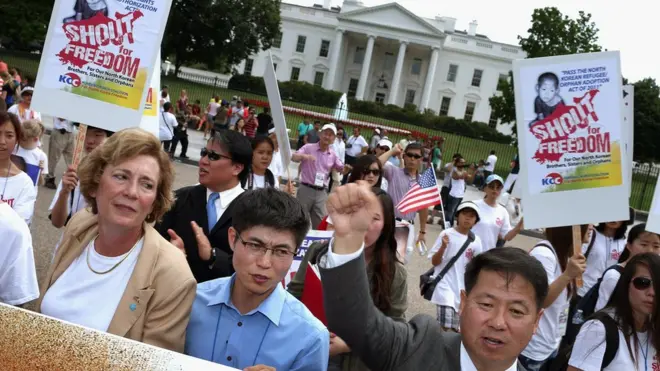 2012년 워싱턴에서 탈북자 신동혁씨와 인권단체 등이 북한인권 개선 촉구 시위에 나섰다