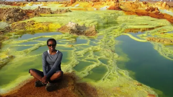 መስከረም ኃይሌ ዳሎልን በመጎብኘት ላይ