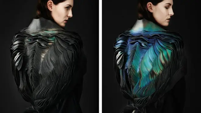 Lauren Bowker también diseña prendas de vestir que se transforman según los niveles de polución o las corrientes de aire, como la chaqueta de la imagen.