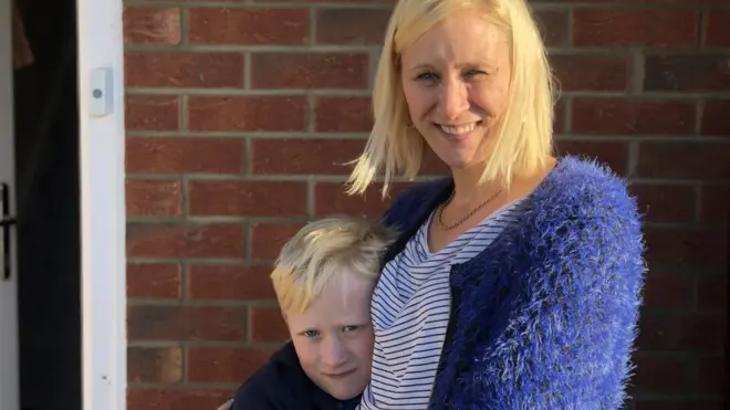 A la madre de Jamie, Kate, le preocupa que él sea un riesgo para su propia seguridad cuando se vuelve violento.