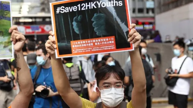 早前的香港示威中，有人呼吁拯救这12名被中国当局拘留的香港人。