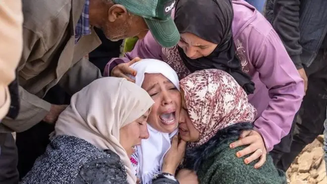 Sejumlah perempuan menangis ketika tim relawan berhasil mengeluarkan jenazah anggota keluarganya dari puing-puing rumah yang runtuh di Desa Imi N'Tala di dekat Amizmiz di Maroko tengah setelah gempa.