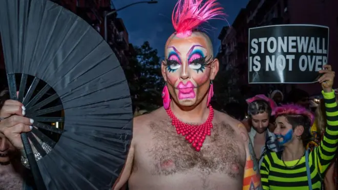 مشارك في مسيرة برايد