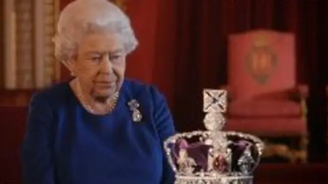Королева Єлизавета ІІ і її корона