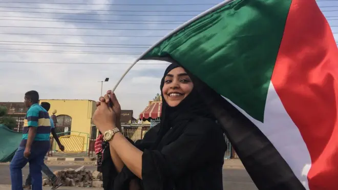 إحدى المتظاهرات السودانيات