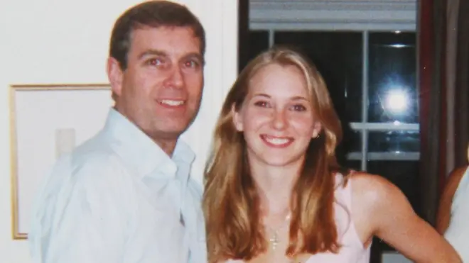 弗吉妮婭·尤弗裏（當時姓羅伯茨）在2001年與安德魯王子在倫敦的合影。