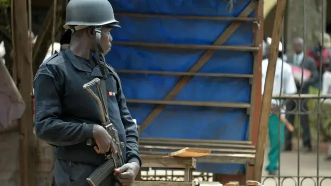 Un policier alerte près de l'entrée du congrès du Front social-démocrate du Cameroun (SDF) à Bamenda. (Image d'archives)