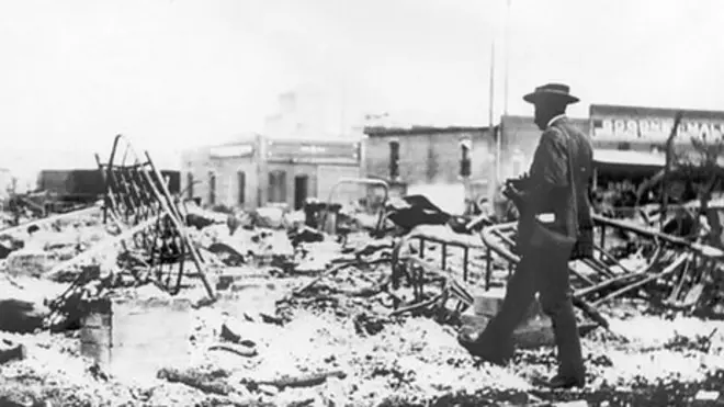 در این برنامۀ شاهد عینی به ماه مه سال ۱۹۲۱ میگردیم، زمانی که یک گروه سفیدپوست به محله عمدتا سیاهپوست نشین گرینوود در شهر تولسا در آمریکا حمله کردند.