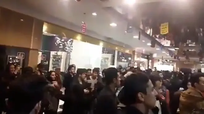 Video yang beredar di jejaring sosial memperlihatkan sejumlah anak muda - lelaki dan perempuan - menari bersama di sebuah pusat perbelanjaan.
