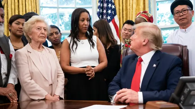 Presiden AS Donald Trump menjadikan persekusi agama sebagai salah satu kebijakan luar negerinya dan ia menerima para korban persekusi dari seluruh dunia di Gedung Putih.