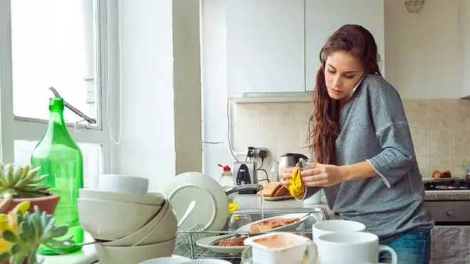 عندما تفشى الوباء، وجدت العديد من النساء أن مسؤولياتهن المنزلية زادت، وهو ما زاد من صعوبة القيام بمهام العمل