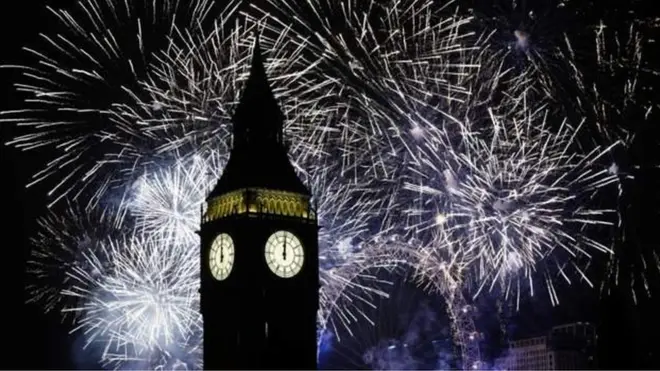 Fireworks follow Big Ben to ring in di New Year for London, UK