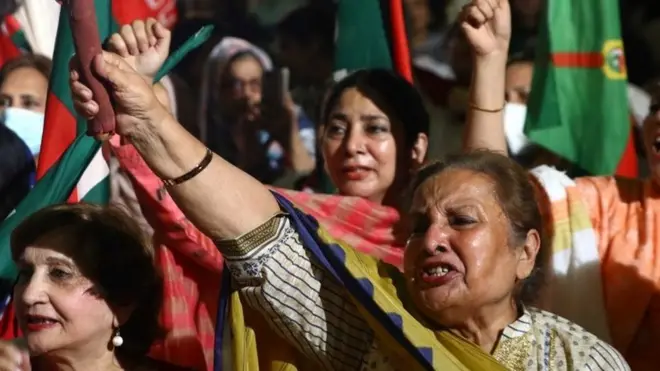 01 अप्रैल 2022 को कराची में पाकिस्तान तहरीक-ए-इंसाफ़ की रैली में प्रधानमंत्री इमरान ख़ान का समर्थन करते लोग