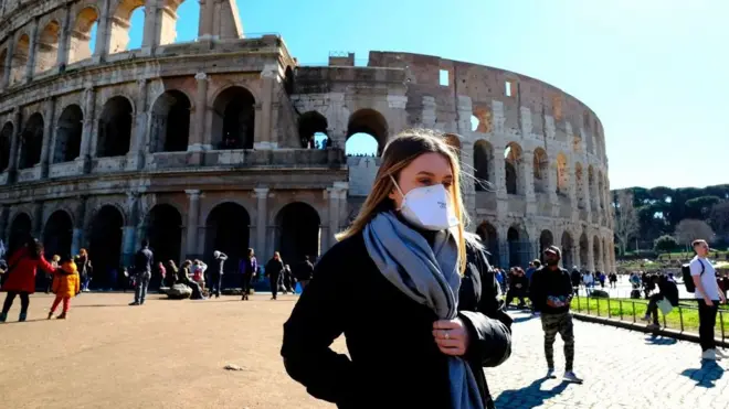 Roma'da maske takan bir turist