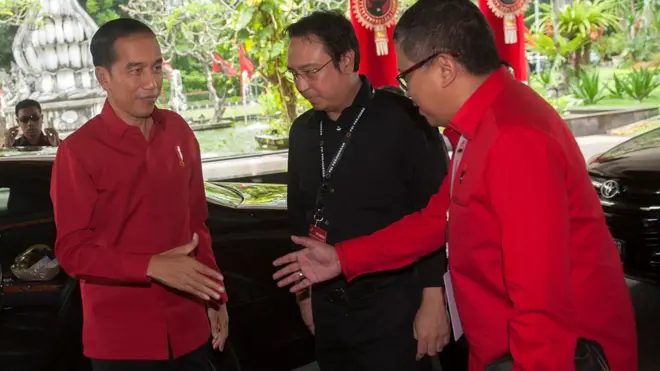 Kedatangan Presiden Joko Widodo di Rakernas PDI-P di Bali disambut Sekjen PDI-P, Hasto Kristiyanto (kanan).