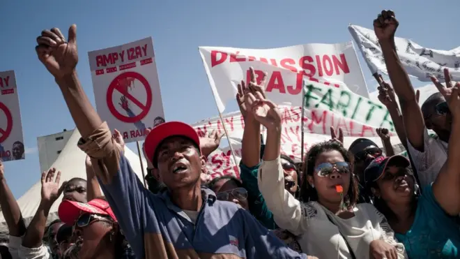 La crise est marquée par une vague de manifestations de l'opposition