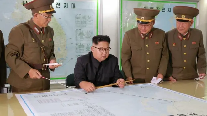 Kim Jong-un mengkaji paparan rencana serangan ke Guam, dalam foto yang diedarkan kantor berita resmi Korea Utara.