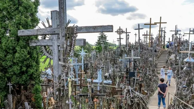 Bukit Salib, yang dikelola secara minimal oleh kotamadya Siauliai dan biarawan Fransiskan setempat, sekarang ditutupi oleh lebih dari 100.000 salib dan ikon religius lainnya