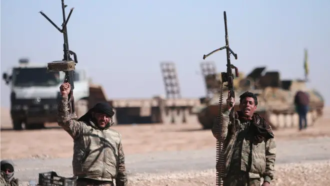 Suriye Demokratik Güçleri, 3 Şubat'ta Rakka'da çekilen bu fotoğrafta silahlarını havaya kaldırıyor.