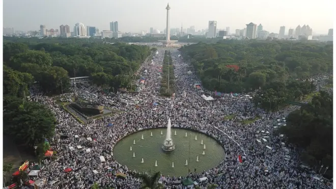 Massa peserta Reuni 212 memadati kawasan Monumen Nasional, Minggu (2/12).