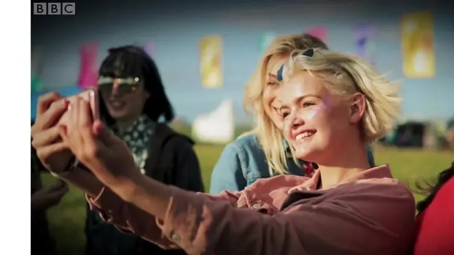 žene se fotografišu