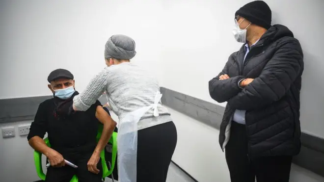 Seorang pria mendapatkan vaksinasi