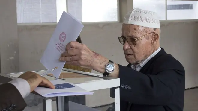 ناخب مغربي يدلي بصوته