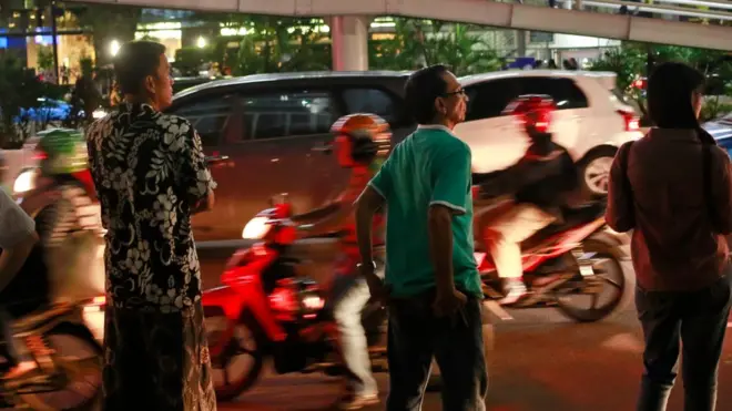 Penduduk Jakarta menunggu bus pada jam sibuk.