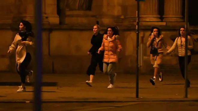 نساء يهرولن في الشارع