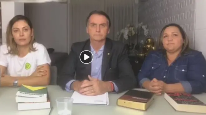 Jair Bolsonaro junto a su esposa, Michelle (izquierda) y una intérprete del lenguaje de señas