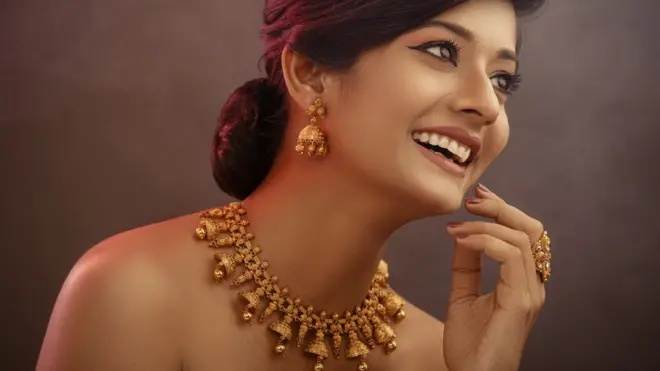 2017માં ભારતમાં સોનાની કુલ માગ 727 ટન હતી.