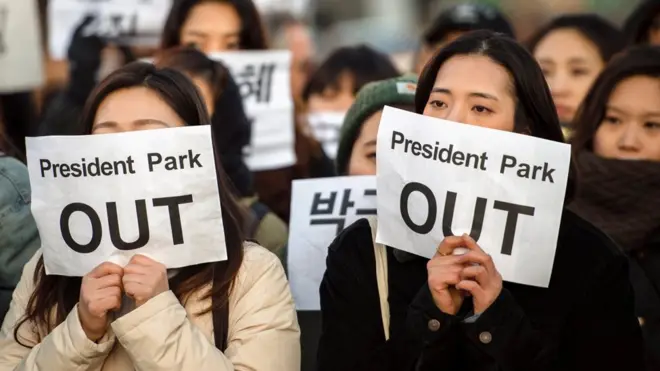 تظاهر مئات الآلاف من الكوريين في سول السبت مطالبين باستقالة الرئيسة بارك