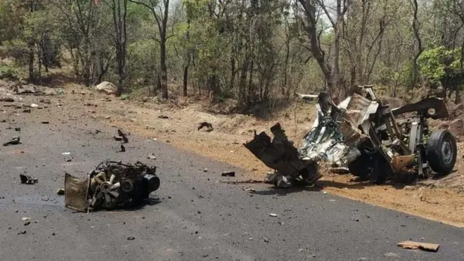 इस हमले में पुलिस के वाहन के परखच्चे उड़ गए