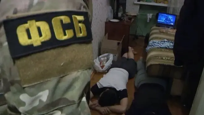 Шектүүлөр кармалган батирден ок атуучу куралдар жана диний адабияттар, жардыргыч заттар табылган.