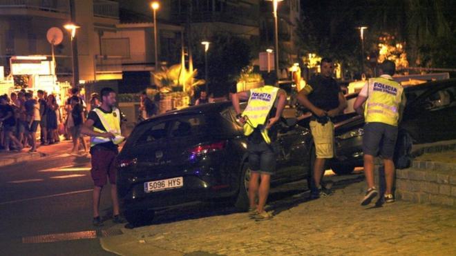 Police in Cambrils inspect the car used in an attempted attack, 18 August 2017