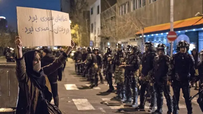 ایران میں یوکرینی طیارے کو نشانہ بنائے جانے کے بعد سے حکومت مخالف مظاہرے جاری ہیں