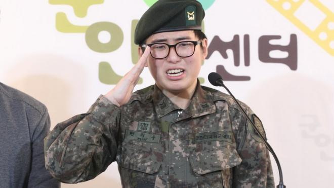 휴가 중 해외에서 성전환 수술을 받고 돌아온 육군 부사관 변희수 하사가 22일 오후 서울 마포구 노고산동 군인권센터에서 군의 전역 결정과 관련한 기자회견을 갖고 있다
