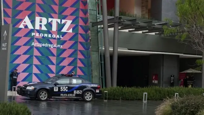 Video serangan memperlihatkan para pengunjung menyelematkan diri ke bawah meja.