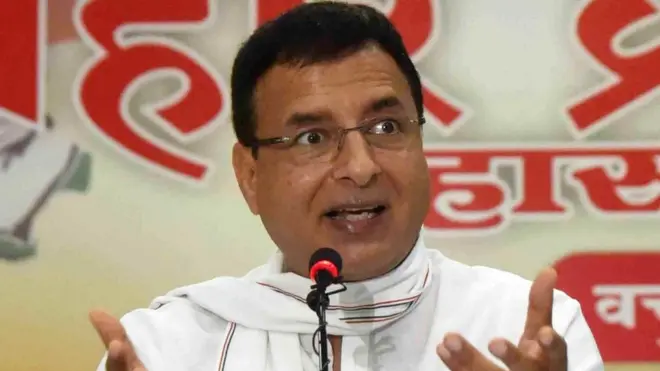 पटना स्थित सदाकत आश्रम में प्रेस को संबोधित करते हुए रणदीप सुरजेवाला