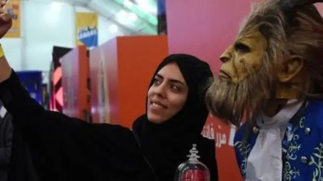 سعوديون يتنكرون بمظهر شخصيات هوليوودية في فعالية فنية بالرياض في نوفمبر/ تشرين الثاني الماضي