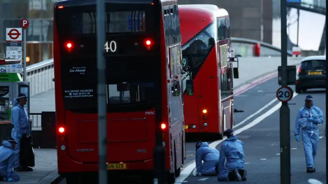 رجال البحث الجنائي في موقع الهجوم في لندن