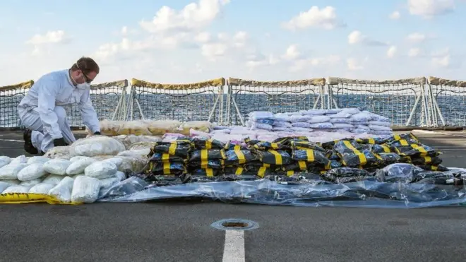 البحرية الملكية ضبطت مخدرات بقيمة 15 مليون جنيه استرليني من سفينة في خليج عُمان.