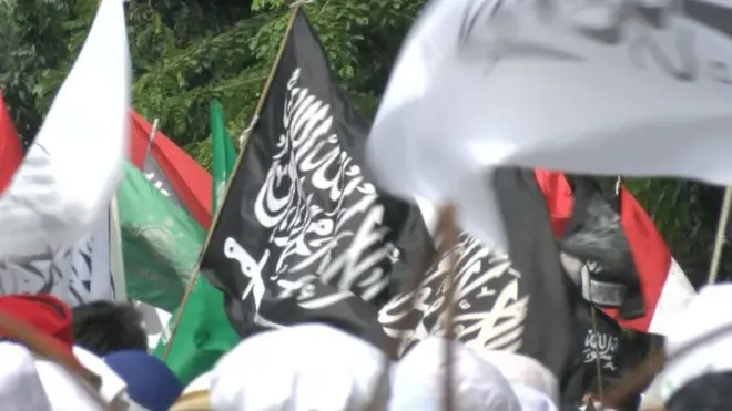 Bendera HTI di tengah masa GNPF MUI dalam aksi yang menuntut hukuman berat terhadap AHok atau Basuki Tjahaja Purnama.