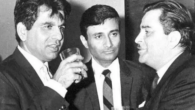 راج کپور (دائیں)، دلیپ کمار (بائیں) اور دیو آنند (درمیان میں) ایک محفل میں شریک ہیں