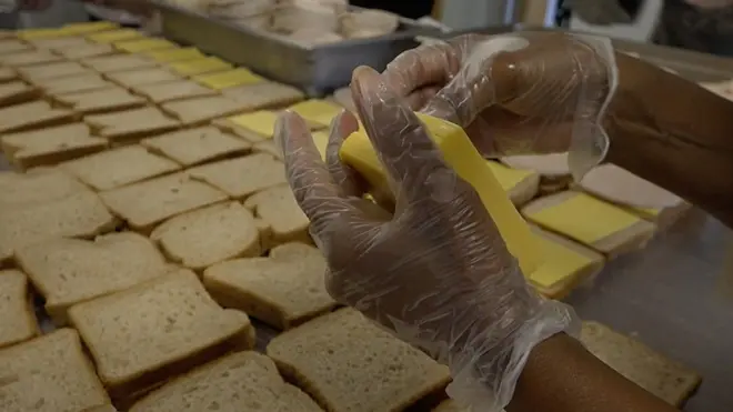 Волонтеры готовят для пострадавших от наводнения самую разную еду - от сэндвичей до пиццы и лазаньи.