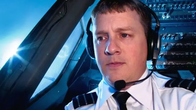 પ્લેન ઉડાવી રહેલો પાયલટ