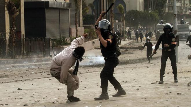 قوات الأمن المركزي تضرب متظاهر في ميدان التحرير