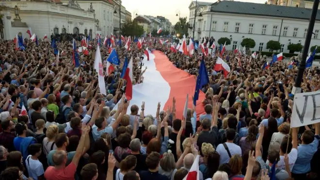 У Варшаві 20 липня проти дій влади протестували десятки тисяч людей