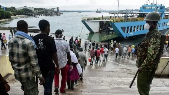 Awọn ero ni ebute ọkọ oju omi kan ni Kenya