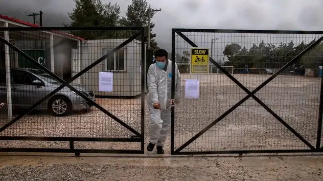 د یونان شمالي ښار اتن ته څېرمه د کډوالو مالاکاسا پنډغالی له تېرو درو اوونیو راهیسې قرنطين دی.